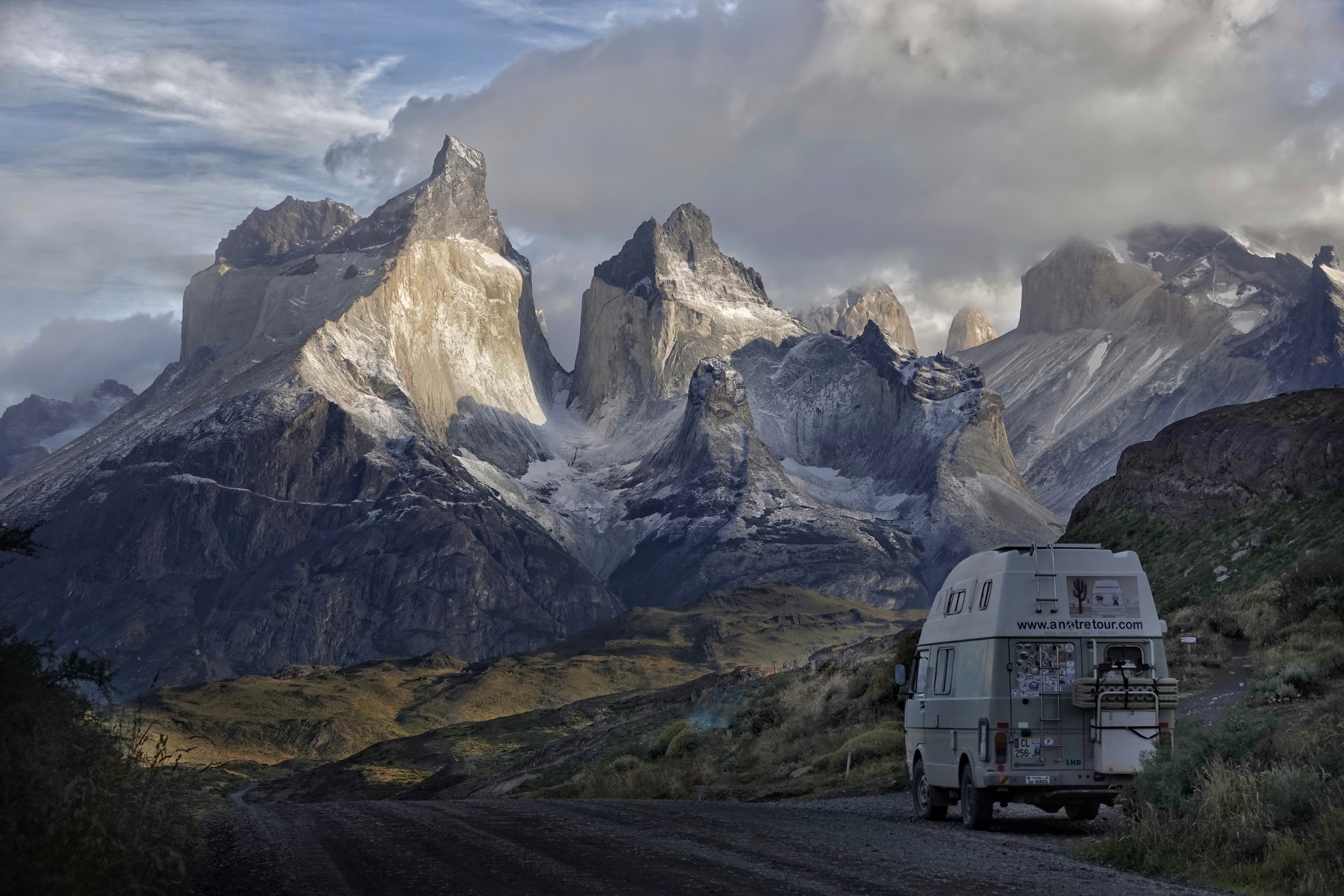 Oscar devant les Cuernos del Paine